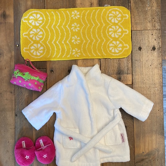 American Girl authentic bath set —robe, slippers, towel, dopp kit, cape, tub etc - Picture 2 of 9